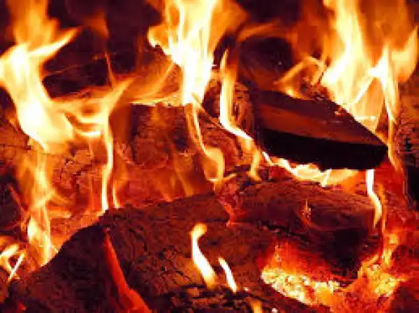 Woman sets husband’s original certificates, official documents ablaze in Lagos to protest adultery